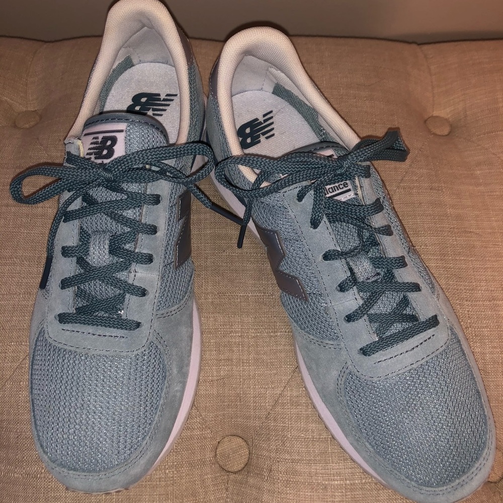 New balance tennis shoes